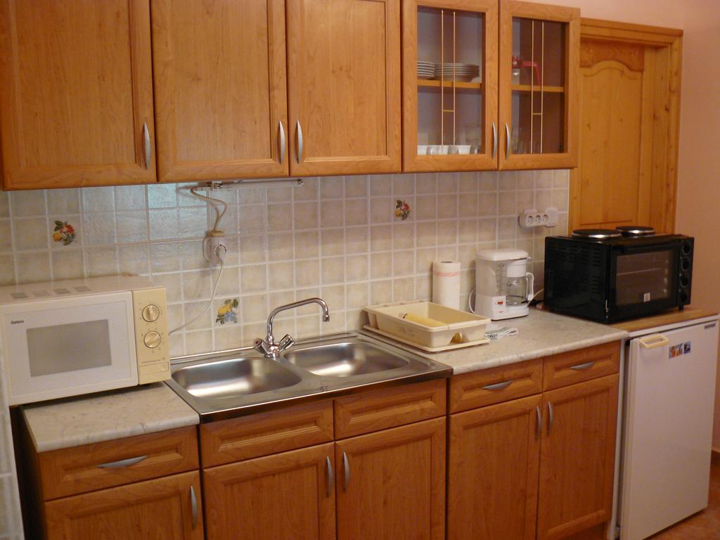Zsuzsi Apartman Zalakaros Rum bild