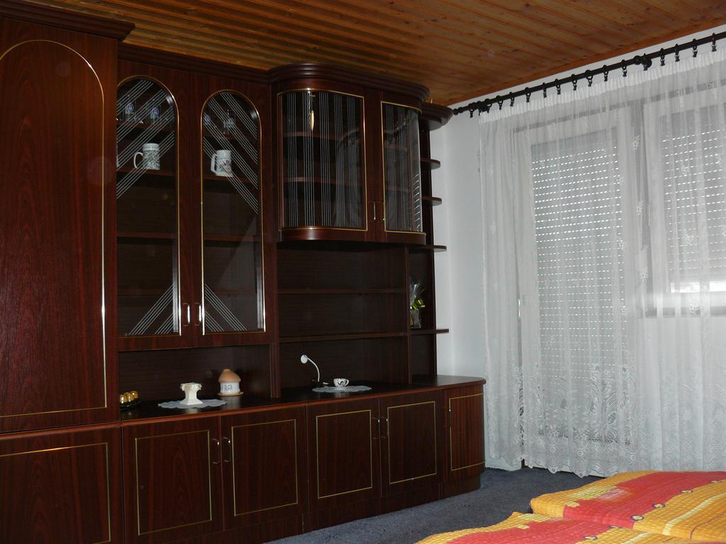 Zsuzsi Apartman Zalakaros Rum bild